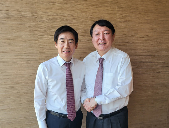 국민의힘 윤석열 대선후보(오른쪽)와 무소속 이용호 의원이 15일 오전 서울 광화문 한 식당에서 조찬 회동을 하고 있다.    [윤석열 후보 측 제공]